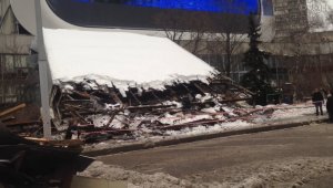 В Москве рухнул козырек над входом в здание института «Гидропроект»