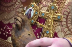 ”Моют в чане сгнившие ноги”: сеть повергли в шок кадры жуткого церковного обряда (ВИДЕО)