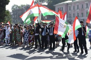 Жителей Душанбе научат себя вести. Рустам Эмомали распорядился создать при мэрии специальную группу, которая должна научить людей одеваться и пользоваться правилами поведения