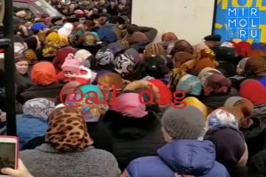 Давка в мечети при раздаче садака от Сулеймана Керимова. Есть пострадавшие