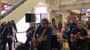 Легендарный рокер пел в липецком ТРЦ. Покупатели проходили мимо