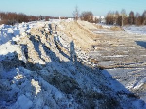 В Яранске несанкционированную снежную свалку устроили вблизи жилых домов