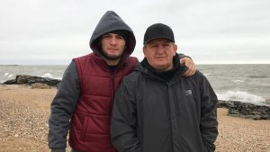"Идеальная красотища". Отец Нурмагомедова поблагодарил Кадырова за "мерседес"