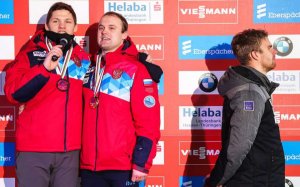 "Когда техника ломается, они поют сами". Саночники спели гимн РФ А КАПÉЛЛА на награждении ЧЕ