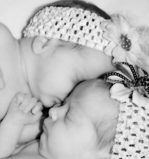 «Женщина стояла в спальне, вокруг нее была лужа крови»: тюменская бригада скорой помощи помогла спасти беременную двойней женщину и новорожденных