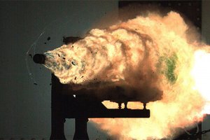 Китай испытал самое мощное морское орудие в мире. Снаряд, выпущенный из китайского рельсотрона и летящий со скоростью 2,5 километра в секунду, поражает цель на дистанции 200 километров