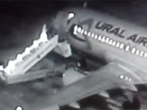 В Барнауле шесть человек упали со сложившегося трапа самолета