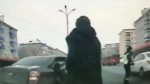 Видео того, как инспектору зажали руку в стекле автомобиля и проехались с ним распространяют в соцсетях.