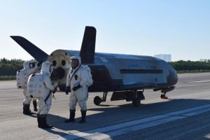 Секретный беспилотник США Х-37B вернулся на Землю после 512 суток в космосе