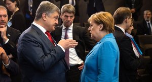 Порошенко призвал Меркель сильнее надавить на Россию
