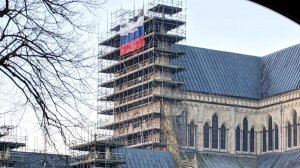 Российский флаг на соборе в Солсбери стал поводом для обсуждений в Сети