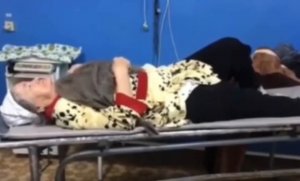 В Башкирии уволили врача, который лечил бабушку шваброй