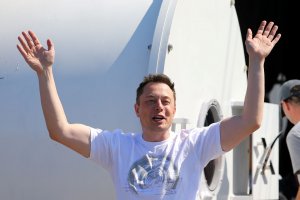 Илон Маск «распрощался» с OpenAI. Он  «несогласен» с некоторыми проектами, которые команда планирует реализовать в будущем, например, обучить ИИ генерировать  фейки и лгать