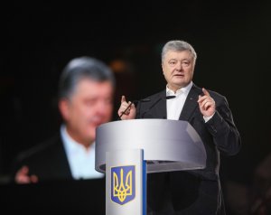 Порошенко рассказал, как носил раненых под пулями  (Президент поведал о своем героизме в Мариинском парке)