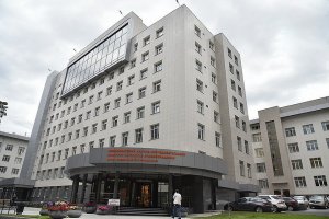 Похищен миллиард и 350 миллионов: за махинации с торгами задержан топ-менеджер клиники им. Мешалкина
