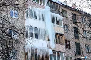 Нижний Новгород: «С ужасом ждём весны». Как живёт дом, который оброс гигантской наледью в виде распятия.  Огромная сосулька захватила балконы жителей трёх этажей
