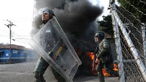 На границе Колумбии и Венесуэлы сожгли грузовик с гумпомощью