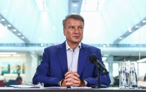 На «Уроке цифры» Греф заявил, что Сбербанк потерял миллиарды рублей из-за ошибок искусственного интеллекта. Больше всего внедрение ИИ в Сбербанке влияет на численность сотрудников среднего звена