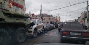 Авария дня. В центре Курска БТРы смяли четыре легковушки (ФОТО)