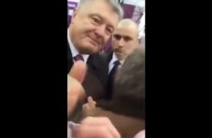 На митинге в Александрии Порошенко ударил девушку по лицу