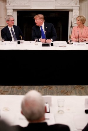 Трамп назвал Тима Кука Тимом Эпплом  (Это произошло во время заседания в Белом доме, посвященного технологиям в образовании)