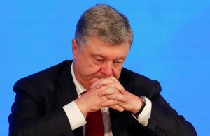 Cбежавшего от толпы Порошенко высмеяли в соцсетях