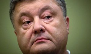 В Сети высмеяли снимок Порошенко с пятилитровой бутылью