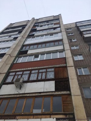 Двухлетний ребенок, которого в среду, предположительно, мама выбросила из окна девятого этажа, выпрыгнув за ним вслед, находится в тяжелом состоянии в реанимации