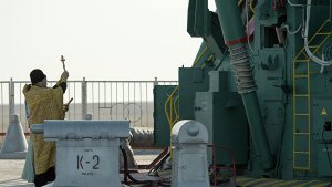 Духовник "Роскосмоса" освятил ракету "Союз" для запуска экипажа МКС