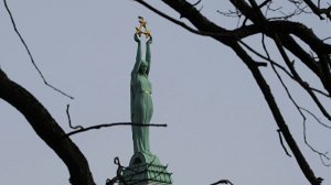 В Риге двух американских солдат оштрафовали за справление нужды у памятника