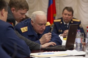 Бастрыкин использовал лупу, чтобы рассмотреть фото на экране ноутбука