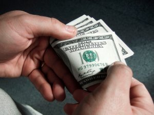 [гнусная ложь от госдепа] Свыше 50% венесуэльцев выступают за использование доллара в качестве национальной валюты