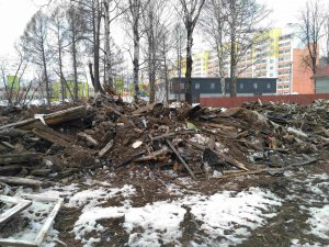 В Кирове на месте аварийного дома устроили огромную свалку