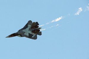 Американские СМИ сравнили возможности новейших российского и американского многофункциональных истребителей пятого поколения Су-57 и F-35. Названа основная цель создания Су-57