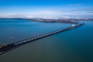 Строители моста через Керченский пролив соединили берега железнодорожными пролетами