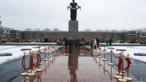Гости Санкт-Петербурга из США были шокированы, что увидели на Пискаревском мемориальном кладбище