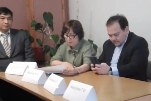 [«конфиденциальная информация»] Посмеявшихся над своими зарплатами медиков обвинили в игре на публику. Объяснить, из чего складываются средние показатели, вызвавшие смех, директриса роддома отказалась