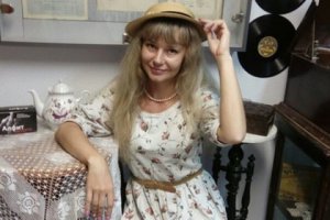 Уволенная за фото в купальнике с грамотой клуба «моржей» учительница, много лет пропагандировавшая зимнее плавание,  решила отказать министру на предложение подыскать  «достойные её вакансии»