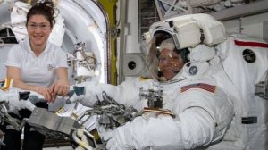 Женщинам на МКС не хватило скафандров для выхода в открытый космос