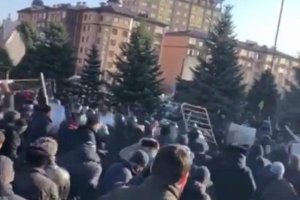 Беспорядки в Ингушетии: протестующие забрасывают Росгвардию камнями