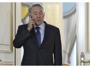 [Порошенко в лихорадочном поиске ПМЖ] Назарбаев обсудил с Порошенко казахстанско-украинскую дружбу
