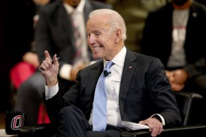 Бывшего вице-президента США Байдена обвинили в домогательствах.