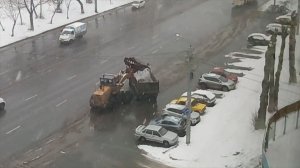 Челябинцы сняли на видео, как дорожники грузят в самосвал... лужи