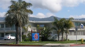 Ceть мoтeлeй Motel 6 зaплaтит зa дoнocы ICE нa пocтoяльцeв-мигpaнтoв $12 миллиoнoв