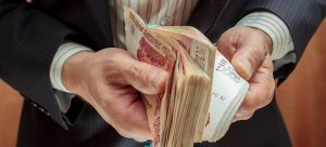 Работница Пенсионного фонда начисляла отцу пенсию в 150 тысяч рублей
