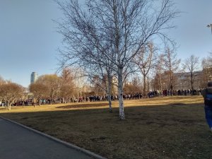 Жители Екатеринбурга выстроились «живым кольцом» вокруг сквера, где хотят построить храм