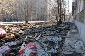 В Кирове после капремонта крыши на улице Некрасова придомовая территория превратилась в огромную свалку