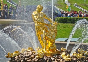 В Петергофе под апрельским снегом забили фонтаны.