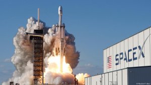SpaceX совершила первый коммерческий запуск ракеты Falcon Heavy. В настоящее время это самая мощная ракета-носитель в мире. Она способна доставлять на орбиту Земли (до 200 км) до 64 тонн грузов