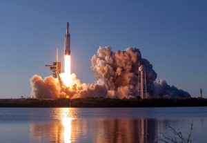 SpaceX успешно запустила в космос сверхтяжелую ракету Falcon Heavy и вернула ступени на Землю
